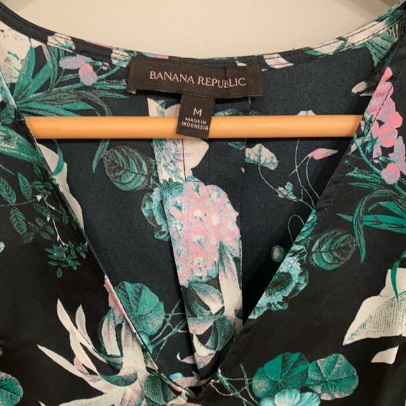 Banana Republic blouse, worn once, like new black, green & white, size Medium - Picture 4 of 8